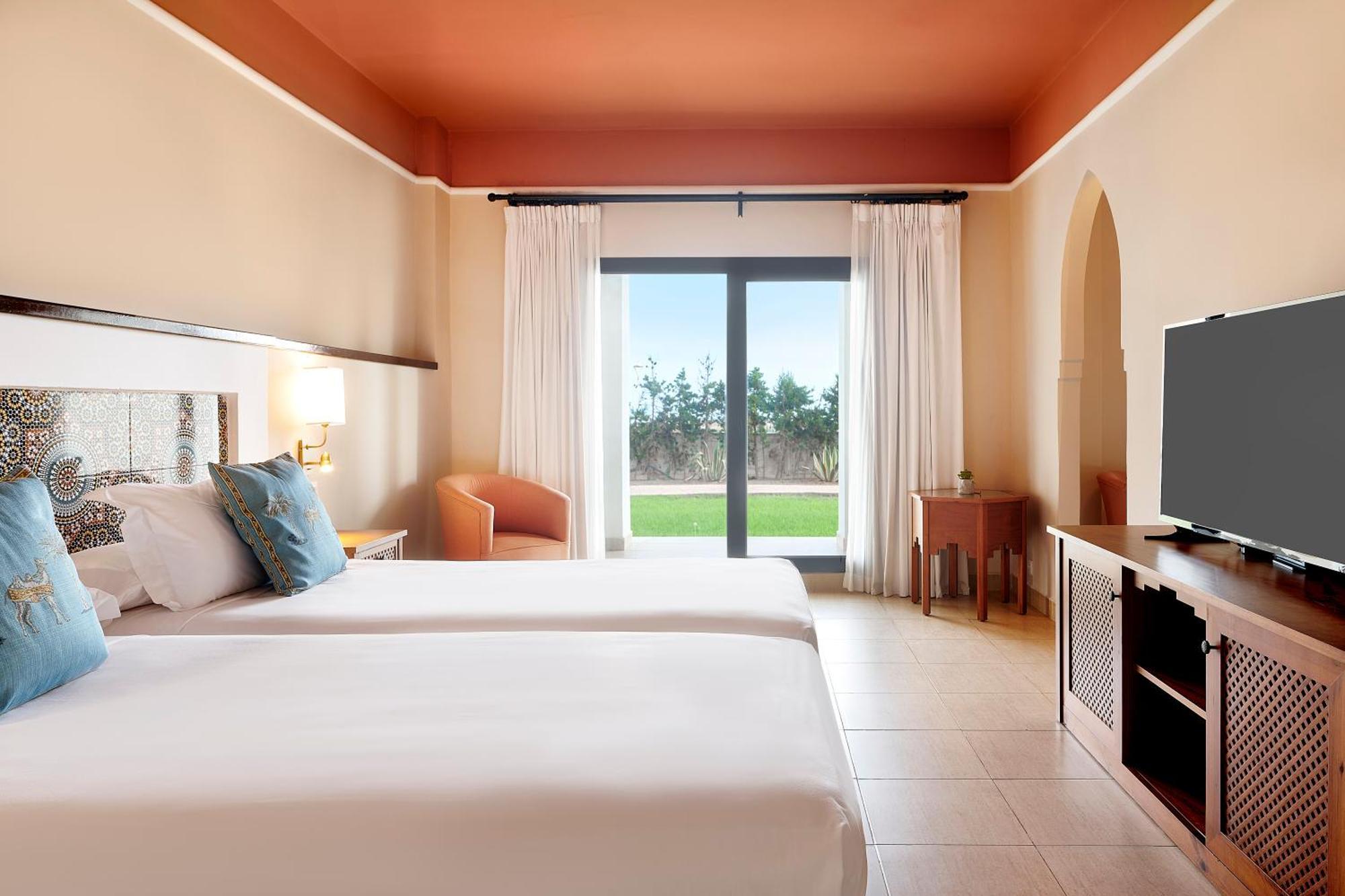 מלון Iberostar Waves Saïdia מראה חיצוני תמונה A room at the Hilton Garden Inn in Cancun, Mexico