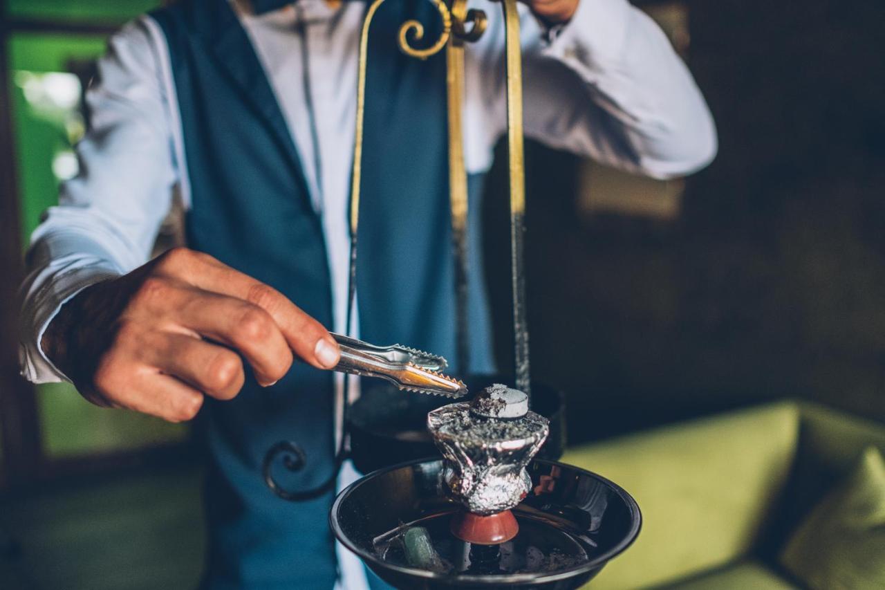 מלון Iberostar Waves Saïdia מראה חיצוני תמונה A bartender adding ice to a cocktail
