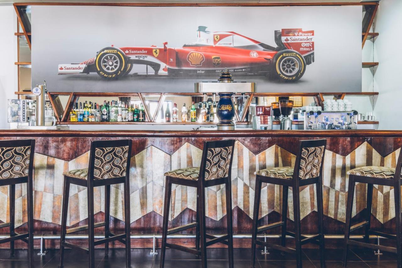 מלון Iberostar Waves Saïdia מראה חיצוני תמונה The bar at the Ferrari Store in Maranello